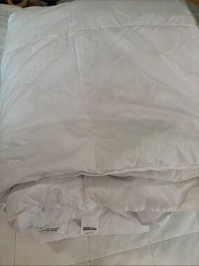 Target Room Essentials White Down Alternative Comforter - Lightweight full/queen